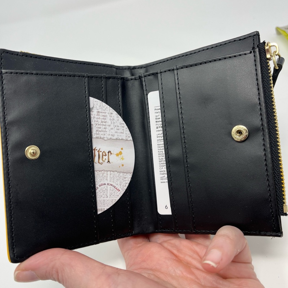 Miniso x Harry Potter Hufflepuff Black and Yellow Quilted Wallet - Picture 4 of 9